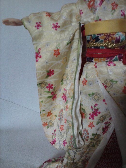 Olhem o comprimento da manga do quimono de uma maiko; Foto: Magda Amaral/BC