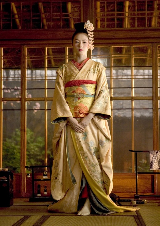 Quimono usado pela protagonista do filme Memórias de uma Gueixa. Pelas características que eu apresentei a vocês, dá para saber que ela ainda é uma maiko; Foto: Sony Pictures
